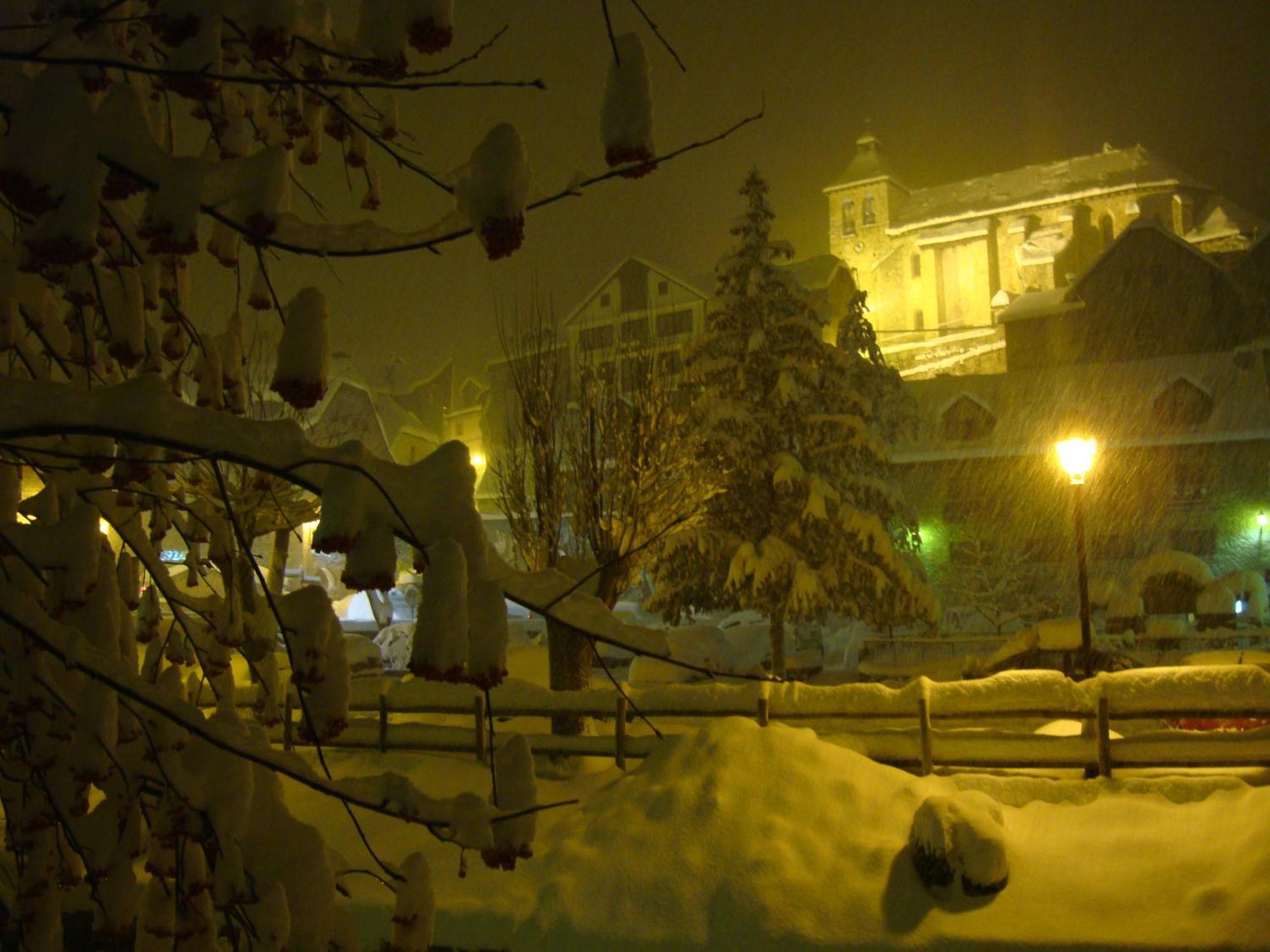 Hotel Valle De Izas Сальєнт-де-Гальєго Екстер'єр фото