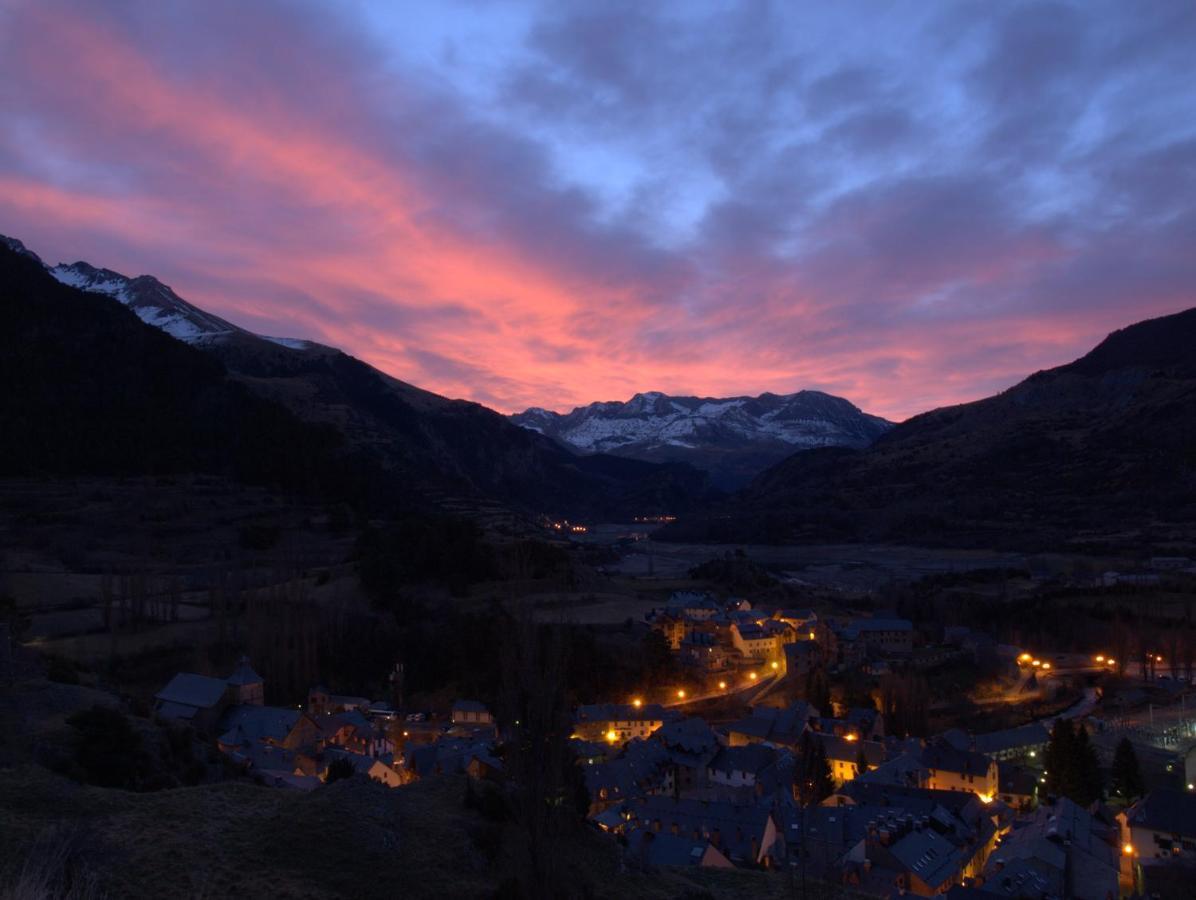 Hotel Valle De Izas Сальєнт-де-Гальєго Екстер'єр фото