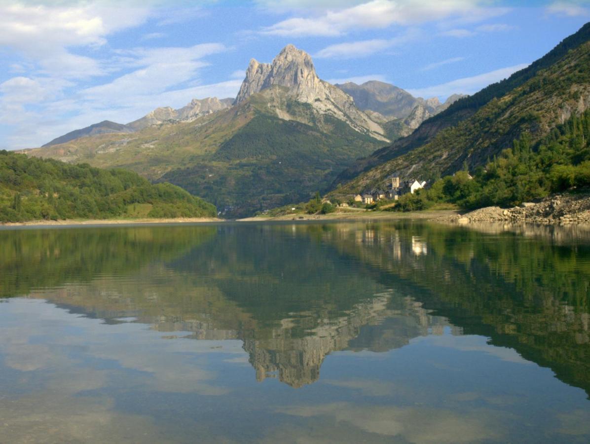 Hotel Valle De Izas Сальєнт-де-Гальєго Екстер'єр фото